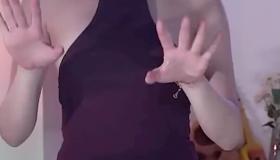 요즘 핫한 홀터넥 원피스, 여러분의 생각은?